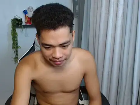 Pokazy przed kamerką – curlyasian_njxx
