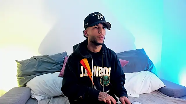 Thiagoferreti: διαδικτυακό σόου στην κάμερα