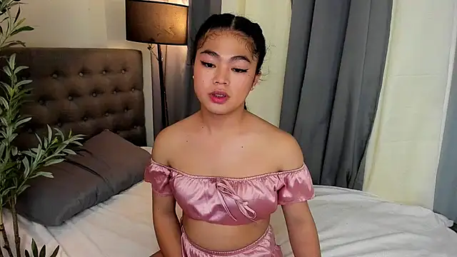 הופעת וובקאם של AsianHugecockAnna