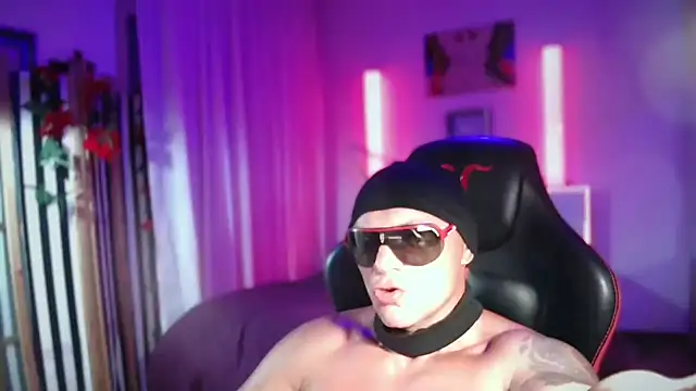 Show modela MattSteelX na web-kameri