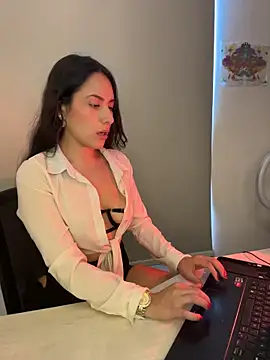 Mariapaulaaa Show in webcam