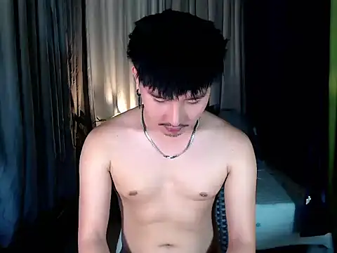 Show modela Asian_bigboy na web-kameri