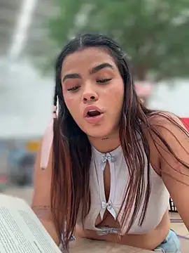 Kaily_Sweet16 Adlı Modelin Canlı XXX Sohbeti