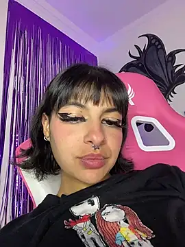 Larah_bell_uwu Chat XXX live