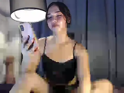 Baby_cassy18: διαδικτυακό σόου στην κάμερα