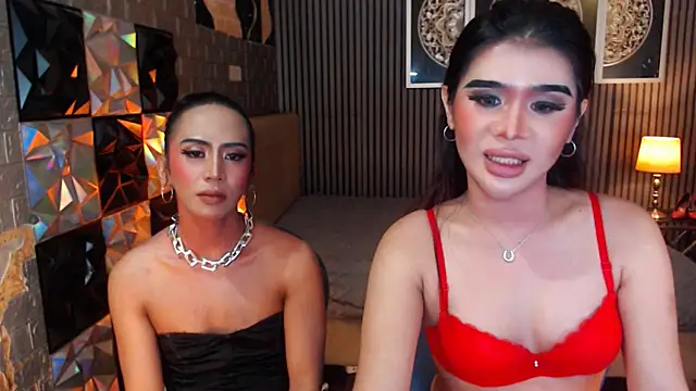 AudreyMilesTrans Show in webcam
