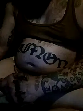 Twoslipperywhenwett Show in webcam