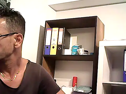 mastercharisma35: διαδικτυακό σόου στην κάμερα