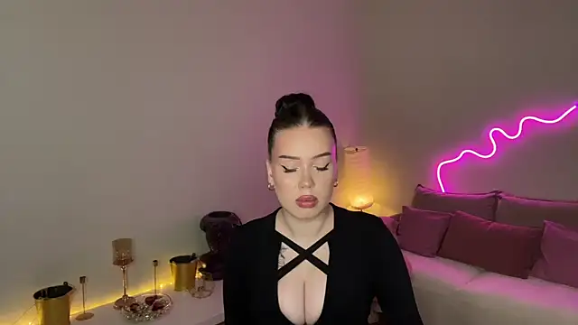 mistress_of_hearts' Live XXX Chat