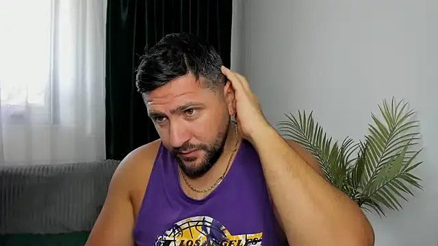 הופעת וובקאם של Gold_Alpha_Boy