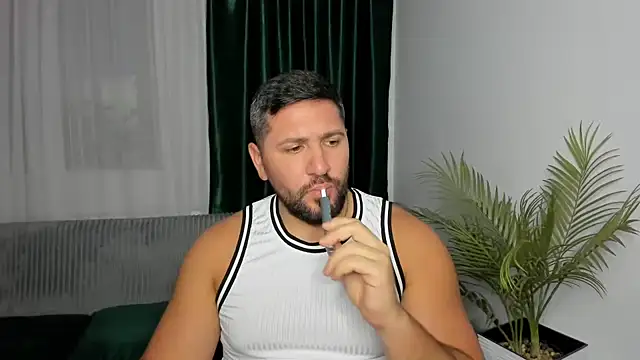 Gold_Alpha_Boy: διαδικτυακό σόου στην κάμερα