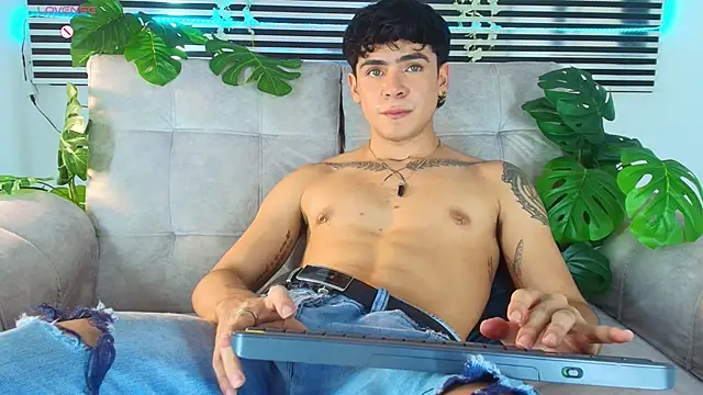 Show modela CamiiGuzmanX na web-kameri