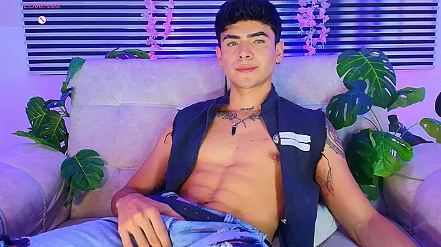 Show modela CamiiGuzmanX na web-kameri