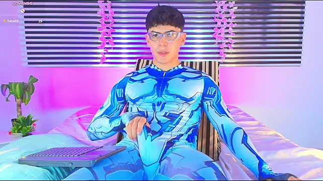 Show modela CamiiGuzmanX na web-kameri