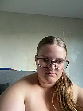 Show modela CurvyPaar2 na web-kameri