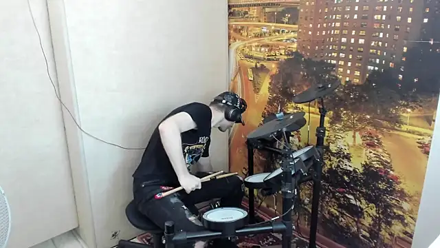 Pokazy przed kamerką – NakedDrums