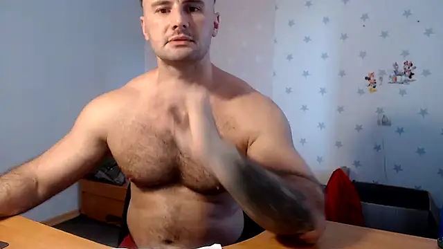 Show modela muscle_uncut na web-kameri