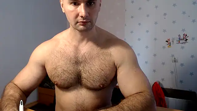 Show modela muscle_uncut na web-kameri