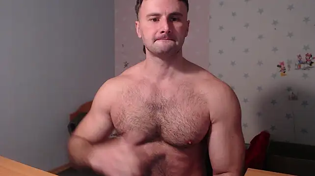 Show modela muscle_uncut na web-kameri