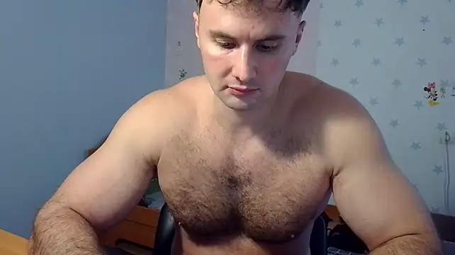 Show modela muscle_uncut na web-kameri