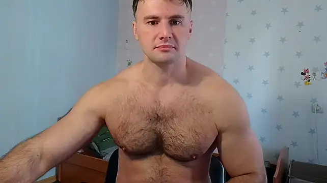 Show modela muscle_uncut na web-kameri