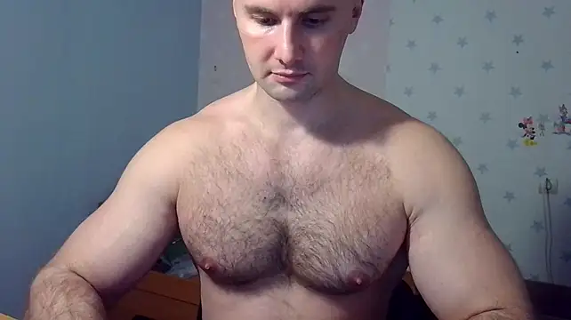 Show modela muscle_uncut na web-kameri