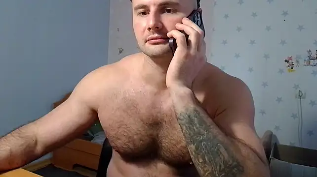 Show modela muscle_uncut na web-kameri
