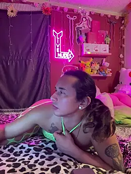 Pokazy przed kamerką – TranSexualJade95