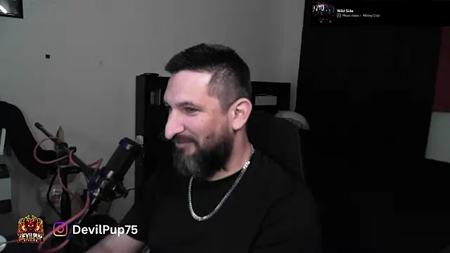 DevilPup75_: διαδικτυακό σόου στην κάμερα