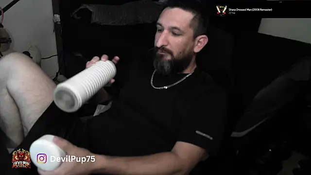DevilPup75_ Show in webcam