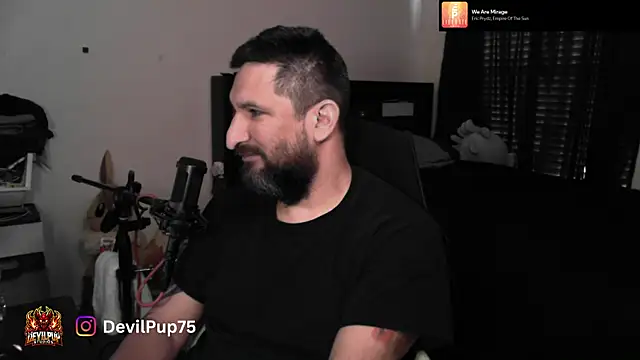 DevilPup75_: διαδικτυακό σόου στην κάμερα