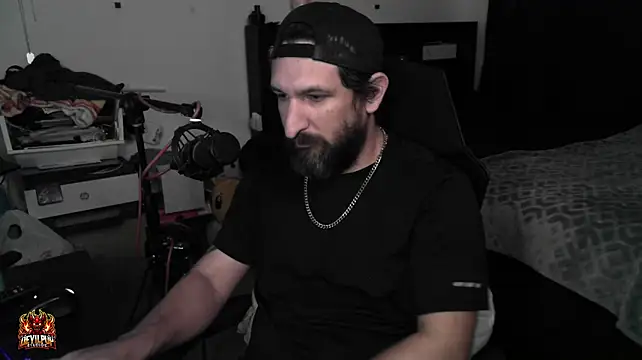 DevilPup75_ Show in webcam
