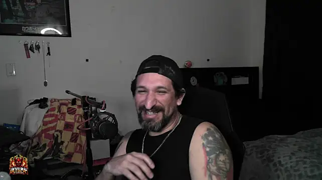 DevilPup75_ élő XXX-chatje