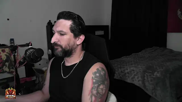 DevilPup75_ Show in webcam