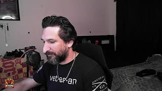 DevilPup75_ Show in webcam