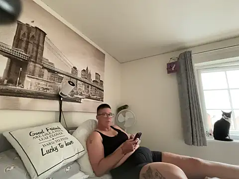 Curvy-Jinx Webcam Show