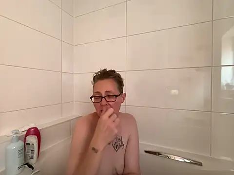 Curvy-Jinx's Webcam Show