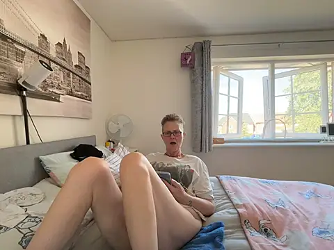 Curvy-Jinx Show in webcam