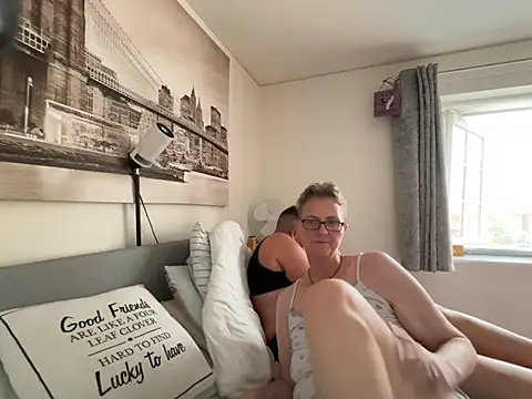 Curvy-Jinx's Webcam Show