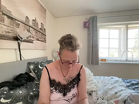 Curvy-Jinx's Webcam Show