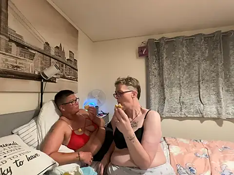 Curvy-Jinx's Webcam Show