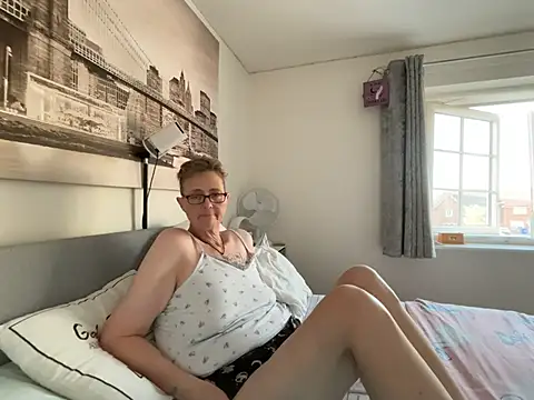 Chat XXX en directo de Curvy-Jinx