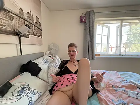 Curvy-Jinx webcam show