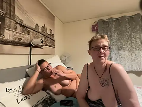 Curvy-Jinx's Webcam Show