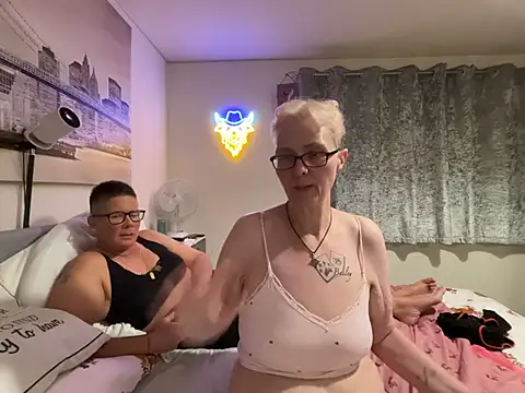 Curvy-Jinx Show Webcam