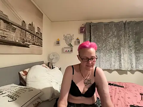 Curvy-Jinx's Webcam Show