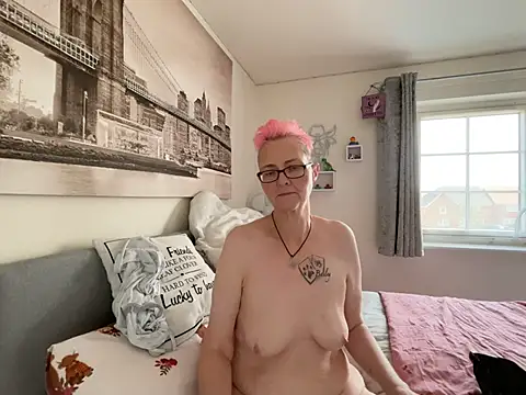 Curvy-Jinx's Live XXX Chat