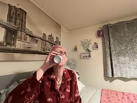 Curvy-Jinx's Webcam Show
