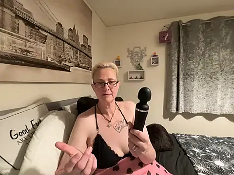 Curvy-Jinx's Webcam Show