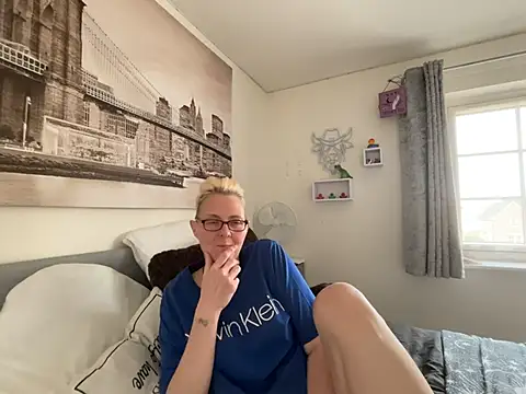 Curvy-Jinx Live XXX-chat